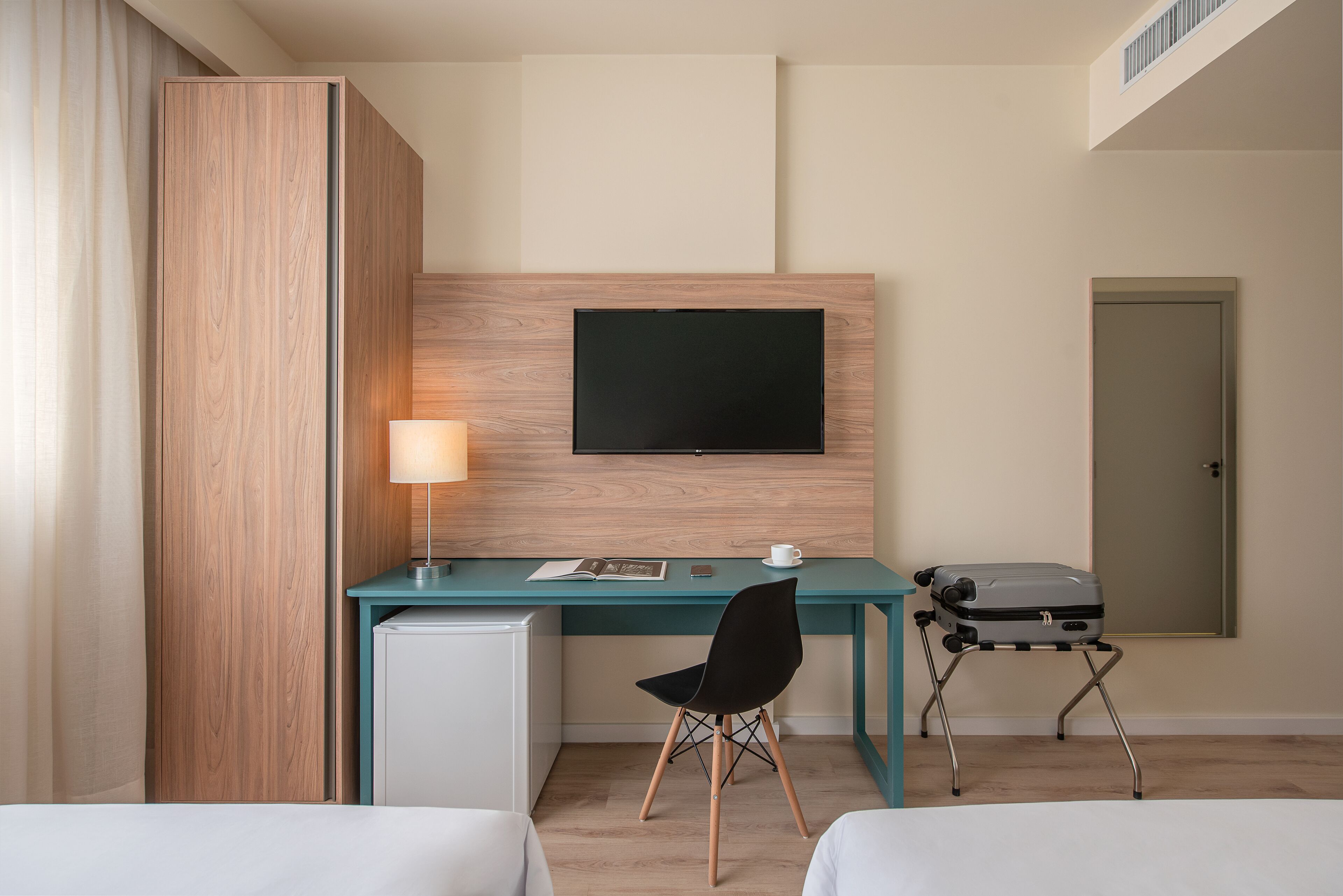 desk, laptop workspace, free wifi, bed sheets