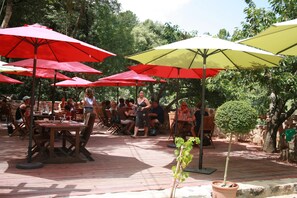 ランチ、ディナーに営業
