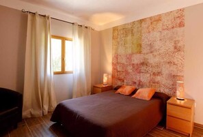 Habitación básica con 1 cama doble o 2 individuales | Decoración individual, mobiliario individual, cunas gratuitas y wifi