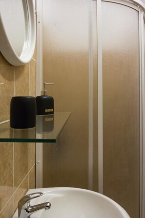 Comfort appartement | Badkamer | Gratis toiletartikelen, een haardroger, handdoeken, zeep