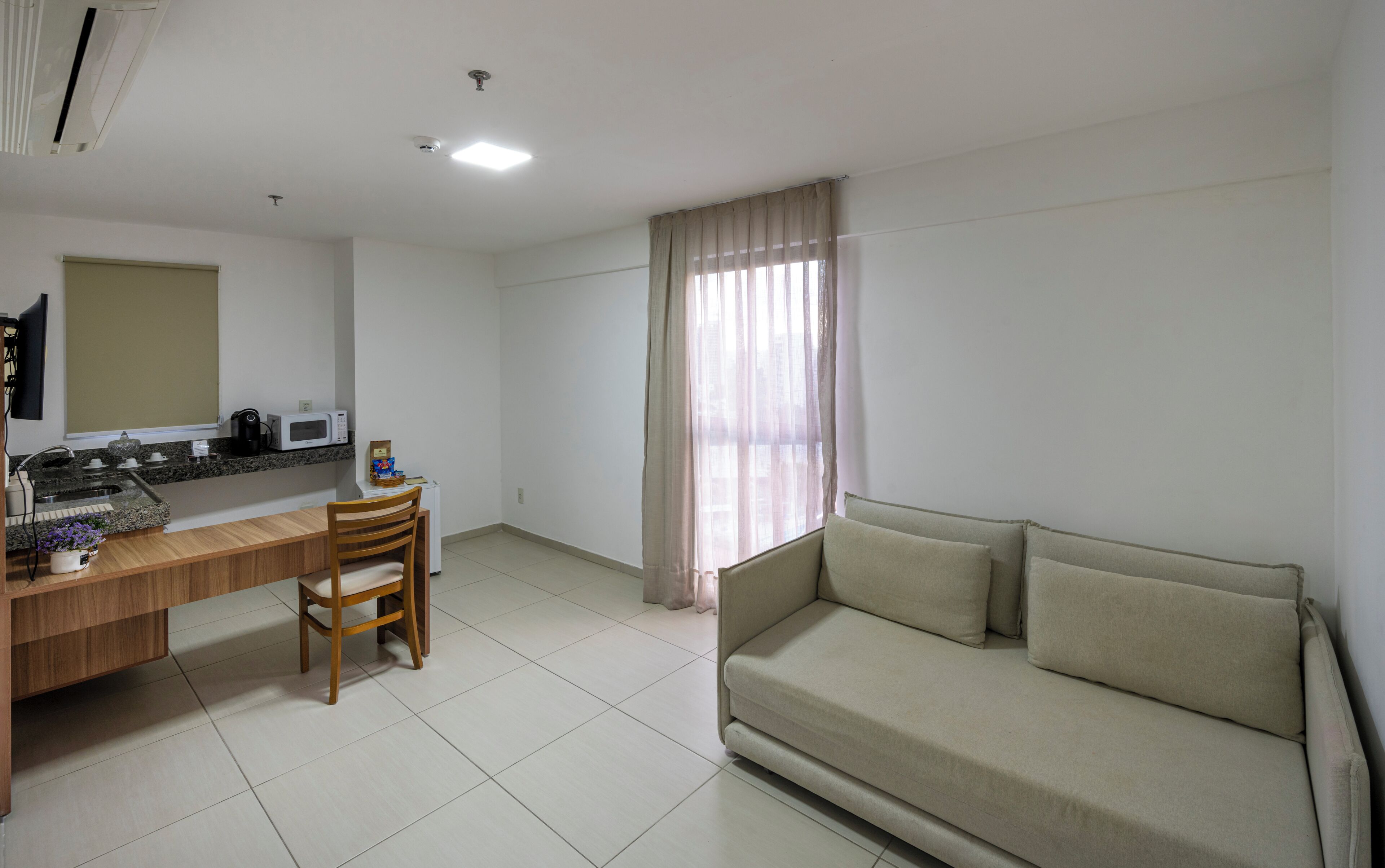 suite executiva | living room | 32-inch flat-screen tv with cable channels, tv