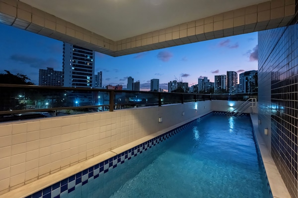 Piscina externa, espreguiçadeiras