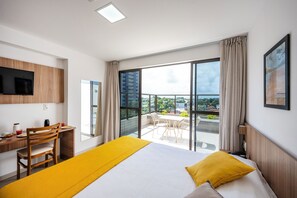 Apartamento Standard Com Varanda | Minibar, in-room safe, desk, laptop workspace - Villa Park Hotel Recife (Recife)