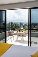 Apartamento Standard Com Varanda | Opções para refeição no quarto