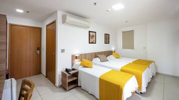 Apartamento Luxo | Minibar, in-room safe, desk, laptop workspace