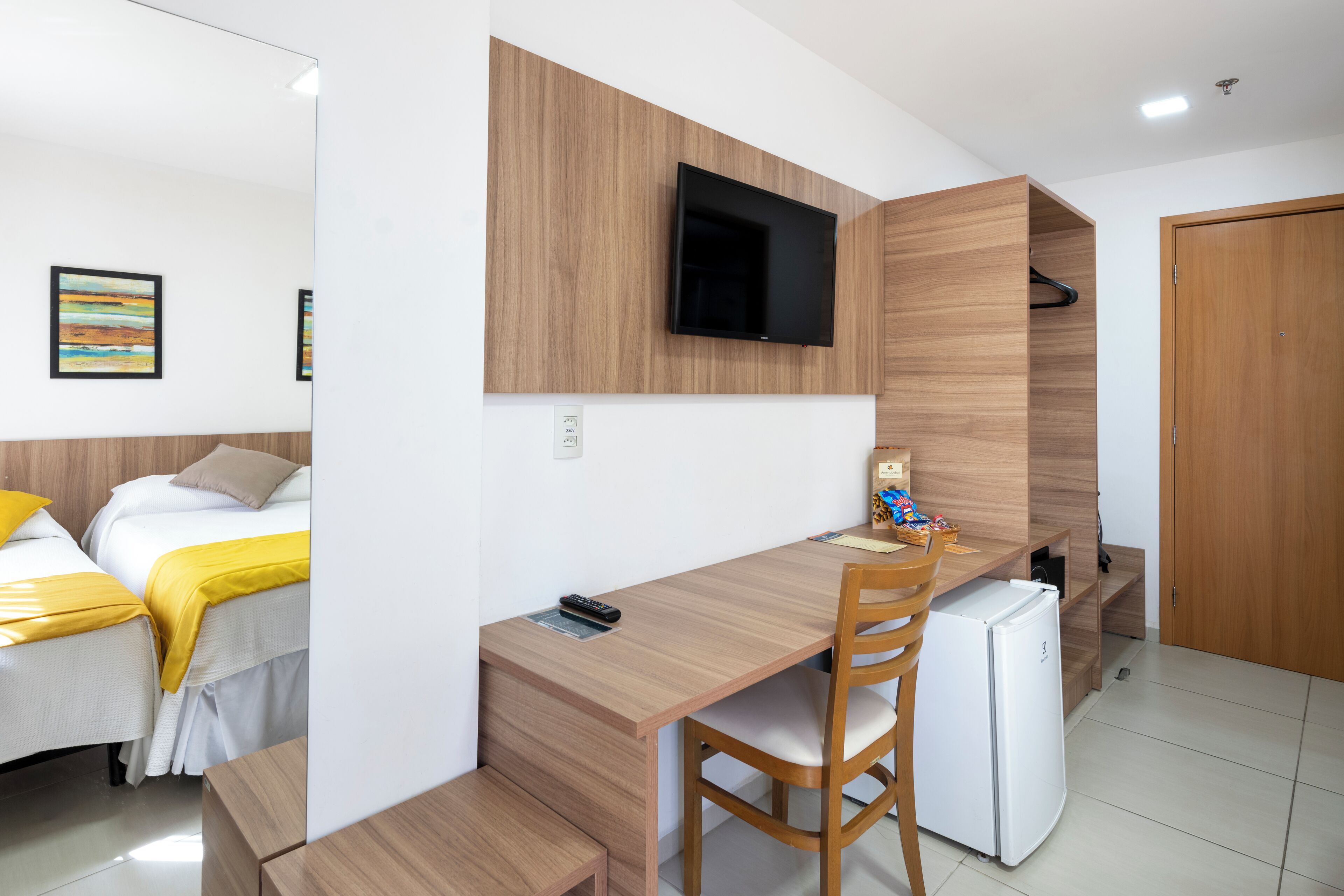 standard triple room | 1 bedroom, minibar, in-room safe, desk