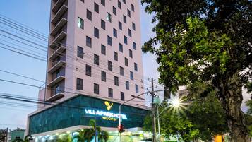 Un edificio de hotel moderno con un letrero destacado que dice "VILLAPARK HOTEL".