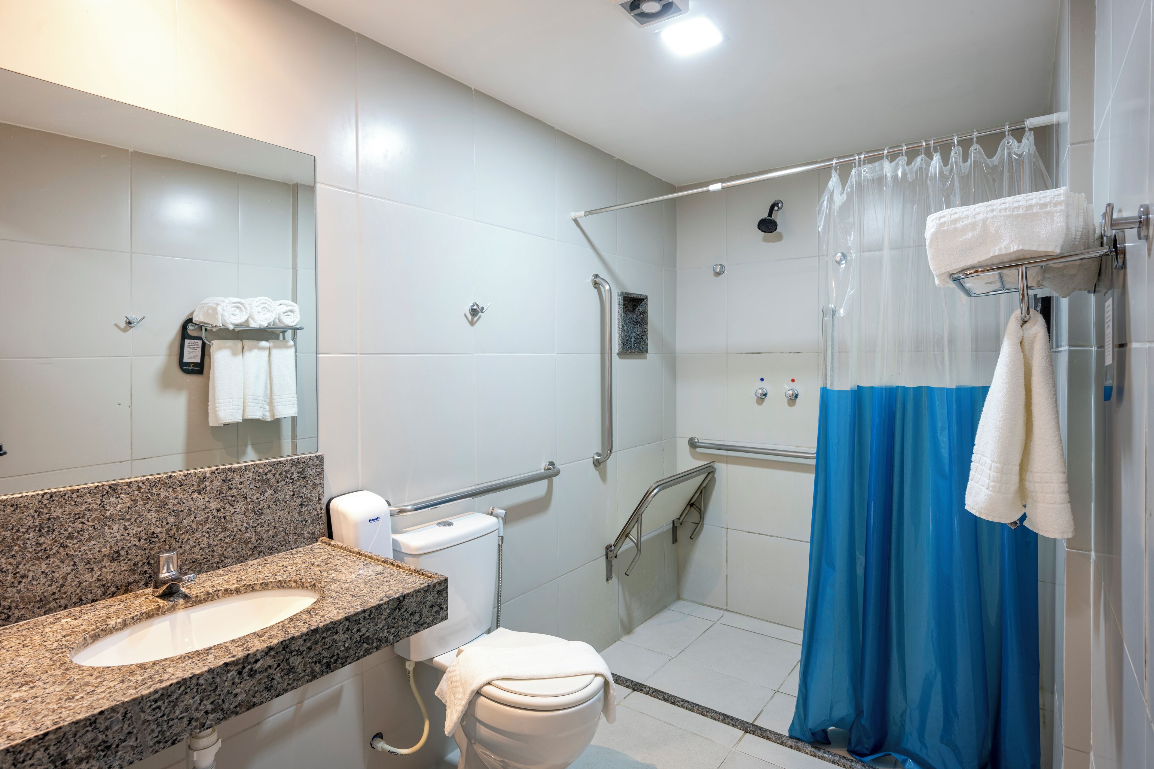 apartamento luxo | bathroom | shower, free toiletries, hair dryer, towels