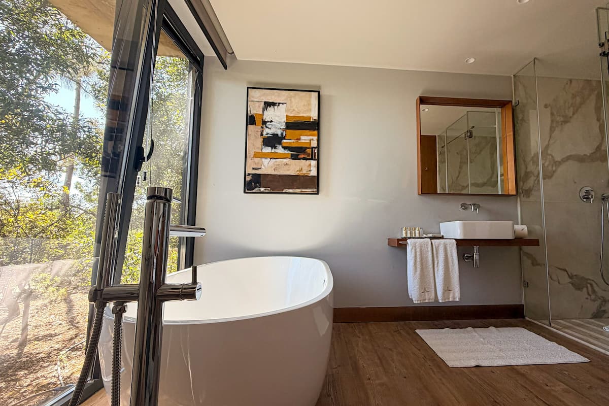 Superior room, sea view (Castelão) | Bathroom | Free toiletries, hair dryer, bathrobes, towels