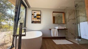 Superior room, sea view (Castelão) | Bathroom | Free toiletries, hair dryer, bathrobes, towels - Quinta Vale da Roca (Sintra)