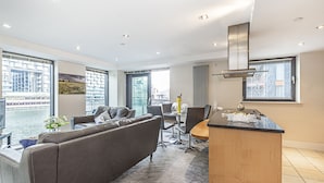 Appartement, 2 chambres | Coin séjour | Télévision à écran plat, services de streaming