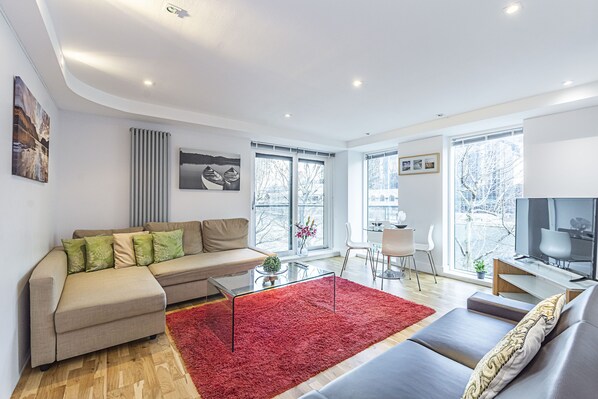 Apartment, 2 Schlafzimmer, Balkon | Wohnzimmer