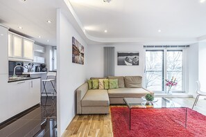 Apartment, 2 Schlafzimmer, Balkon | Wohnzimmer