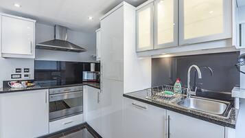 Water view Canary Wharf 2 bed 2 Bath Apartment | Private kitchen | Full-size fridge, microwave, oven, stovetop