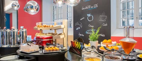 Tägliches Frühstücksbuffet (13.28 EUR pro Person)