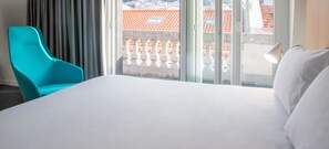 Standaard driepersoonskamer | Een minibar, een bureau, een laptopwerkplek, verduisterende gordijnen