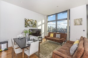 Apartment, 3 Bedrooms | Living area | Flat-screen TV - Splendid 3 Bedroom Apartment Kings Cross (London)