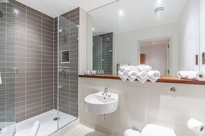 Appartement, 3 chambres | Salle de bain | Douche, articles de toilette gratuits, sèche-cheveux