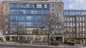 Un edificio moderno de varios pisos con amplios ventanales.