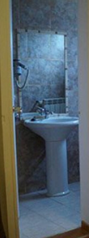 Suihku, sadesuihkupää, hiustenkuivaaja, pyyhkeet