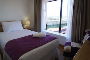 Yhden hengen superior-huone | Pimennysverhot, vuodevaatteet