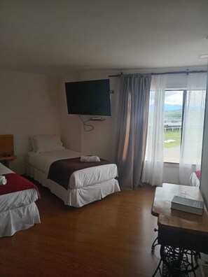 Blackout drapes, bed sheets - Hostal Doble E Patagonia (Natales)
