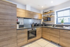 Refrigerador con freezer, microondas, horno, placa de cocina