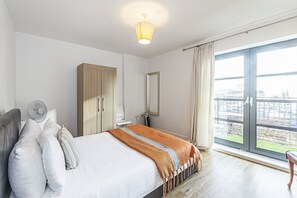 3 habitaciones, escritorio y espacio para trabajar con laptop 