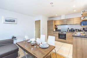 Apartment, 3 Bedrooms | Private kitchen | Full-sized fridge, microwave, oven, stovetop - Splendid 3 Bedroom Apartment Marina View (London)