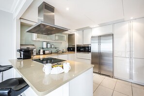 Apartment, 3 Bedrooms | Shared kitchen