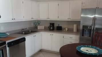 Full-size fridge, microwave, oven, stovetop