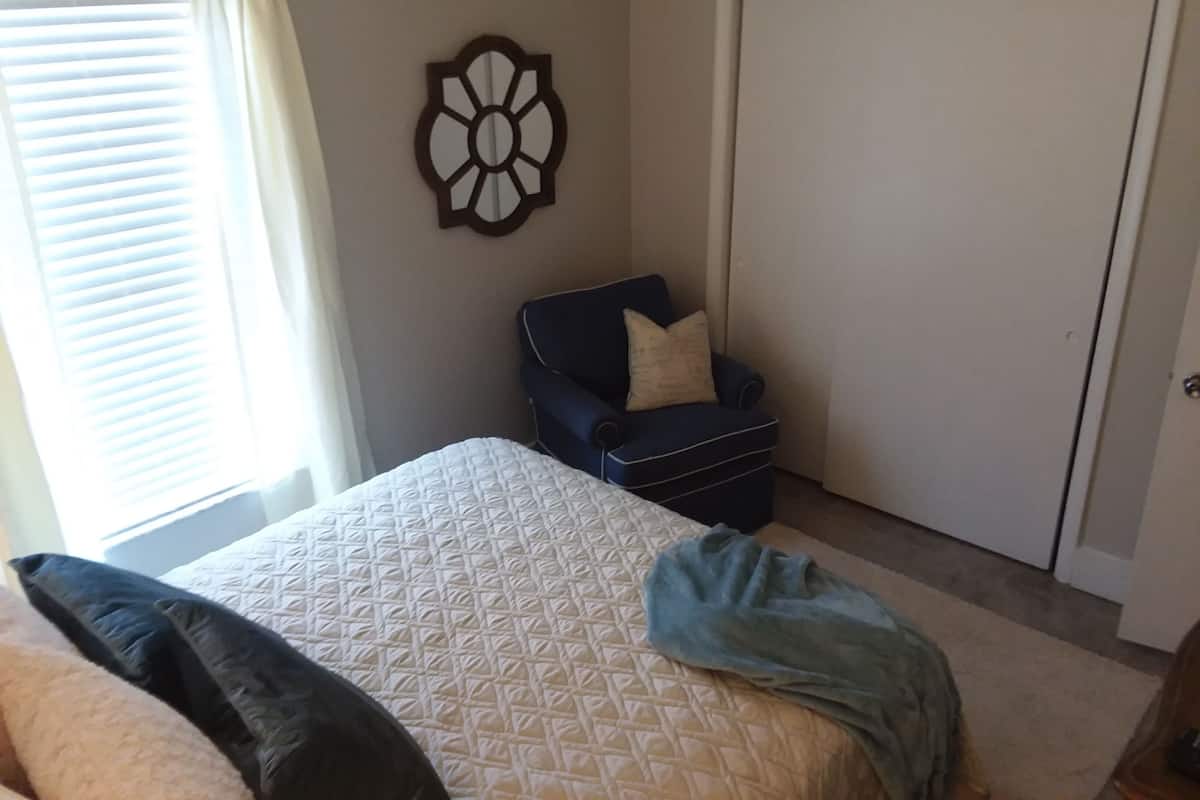 2 kamar tidur dan didekorasi berbeda-beda