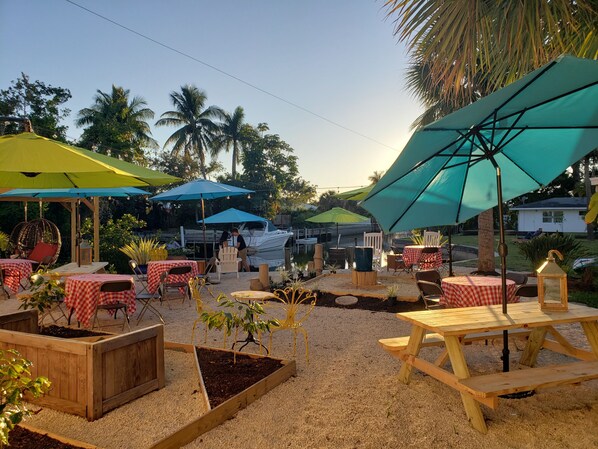 BBQ/picnic Area - The Gardenia House (Naples)