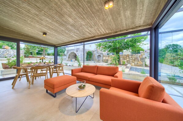 Villa Deluxe, 2 chambres | Coin séjour | Télévision à écran plat