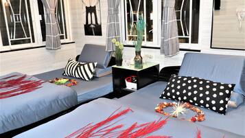 Cortinas blackout, wifi gratis y ropa de cama