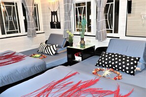 华丽四人房 | 遮光窗帘、免费 WiFi、床单