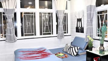 Cortinas blackout, wifi gratis y ropa de cama