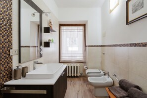 Apartment, 1 Bedroom | Bathroom | Shower, hair dryer, bidet, towels - Città Antica Charming Flat (Verona)