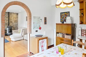 Apartment, 2 Schlafzimmer | Essbereich im Zimmer