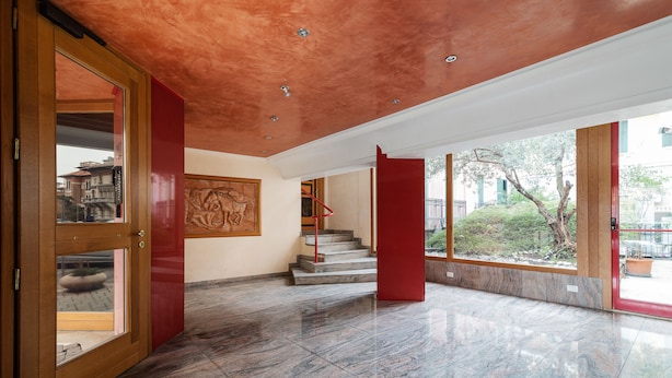 A spacious lobby with a marble floor, a staircase, and large windows offering views of the outdoors. - Scrovegni Design Apartment (Padova)