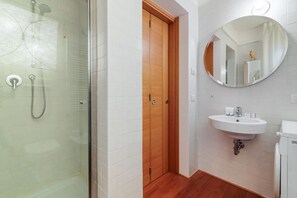 Huoneisto, 1 makuuhuone | Kylpyhuone | Suihku, hiustenkuivaaja, bidee, pyyhkeet