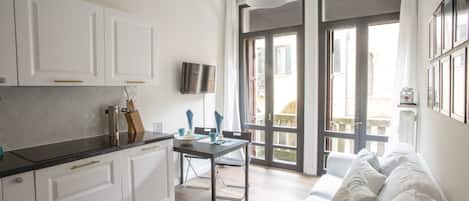 Appartement, 1 chambre | Cuisine privée | Réfrigérateur, micro-ondes, plaque de cuisson, lave-vaisselle