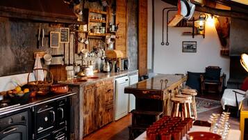 Frigobar, micro-ondas