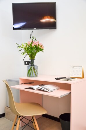 Classic Double or Twin Room, Garden View (Porta Ticinese) | Premium bedding, minibar, in-room safe, individually furnished - Flatmilan (Cernusco sul Naviglio)