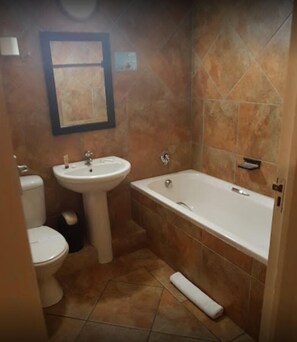 Apartment, 2 Bedrooms | Bathroom | Towels, toilet paper