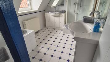 Panoramic Duplex | Bathroom | Shower, hair dryer, towels, soap