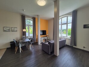 Familieleilighet, 2 soverom, ikke-røyk, byutsikt | Oppholdsområde