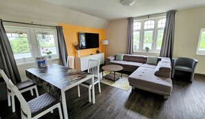 Family Apartment, 2 Bedrooms, Non Smoking, Mountain View | Living area