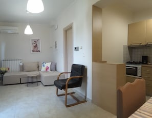 Superior Apartment (2) | Living area | Flat-screen TV, books - Bow Lux Apartments (Spata-Artemida)