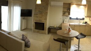 Deluxe Apartment (1) | Living room | Flat-screen TV, books - Bow Lux Apartments (Spata-Artemida)